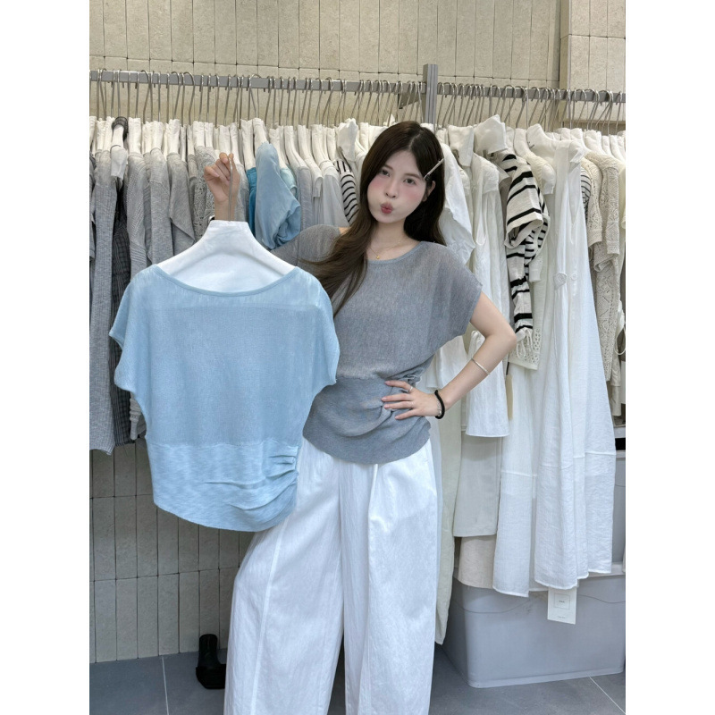 "Thin Material" Is a Big Hit for Summer: New Wide-Neck Design Knitwear with a Wide Hem