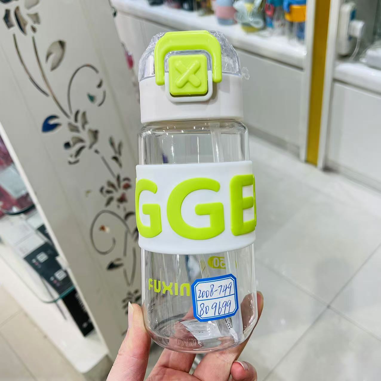 Jinshi 2024 nuevo estilo de taza de agua de plástico de 700ml de gran capacidad con revestimiento de silicona taza de paja fábrica al por mayor