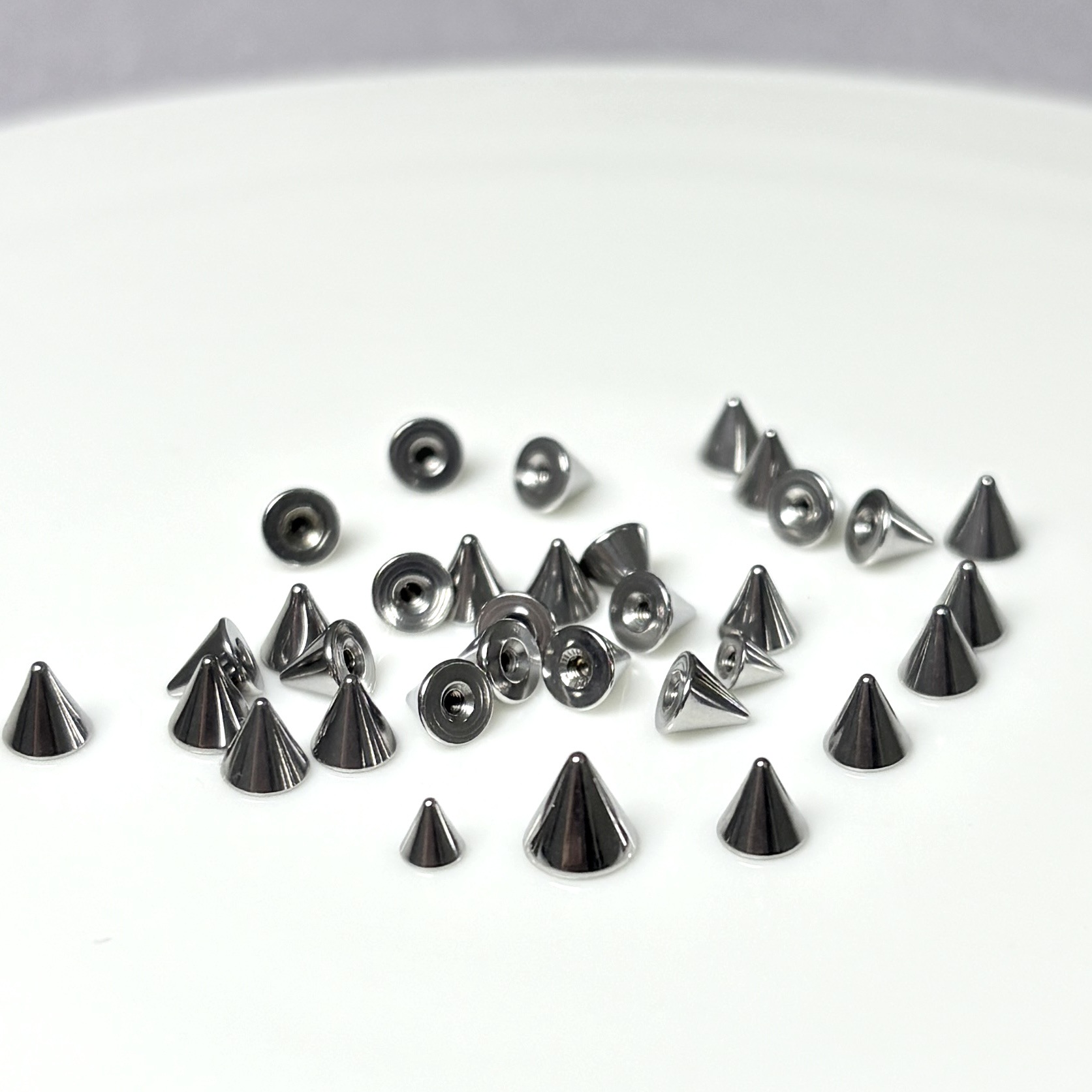 16G labret stud size and finish detail