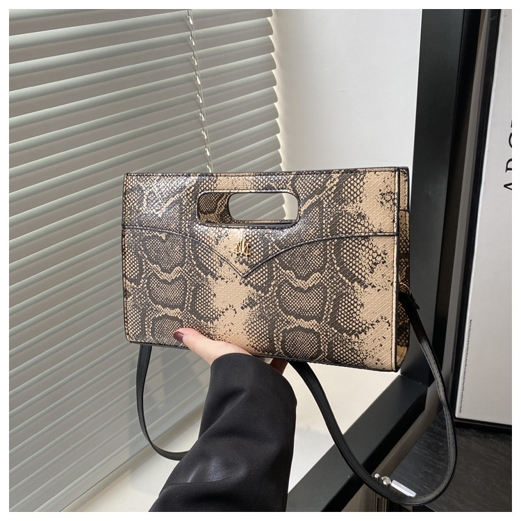 Women's Pu Leather Snakeskin Streetwear Sewing Thread Square Zipper Tote Bag display picture 13