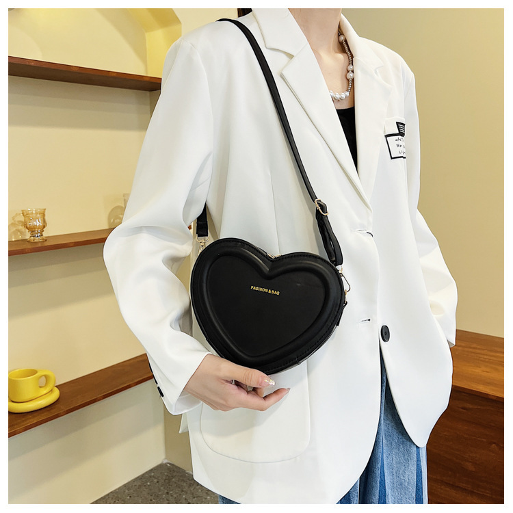 Women's All Seasons Pu Leather Solid Color Streetwear Heart-shaped Zipper Shoulder Bag display picture 3