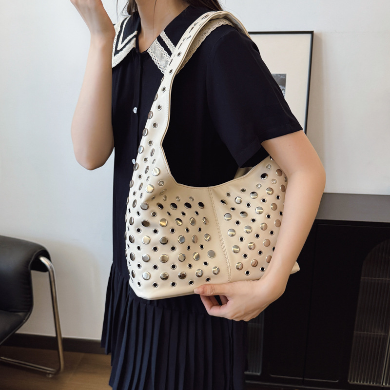 Bolso de axila retro estilo Hong Kong 2025 verano nuevo bolso femenino bolso de remache hueco bolso de hombro de gran capacidad personalizado