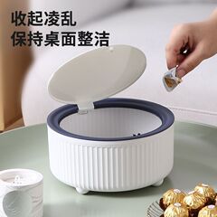 デスクトップのリビングルームは蓋付きのゴミ箱が可愛いです。