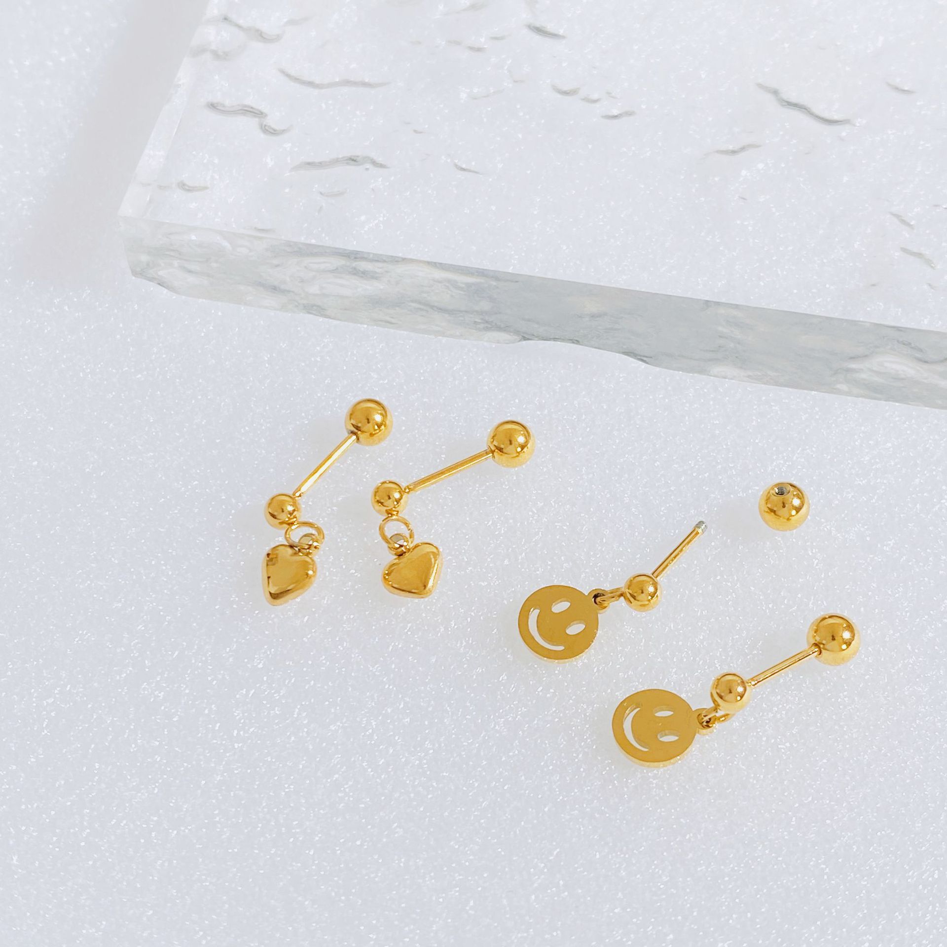 Simple Style Heart Shape Smiley Face Titanium Steel Plating Ear Studs 1 Pair