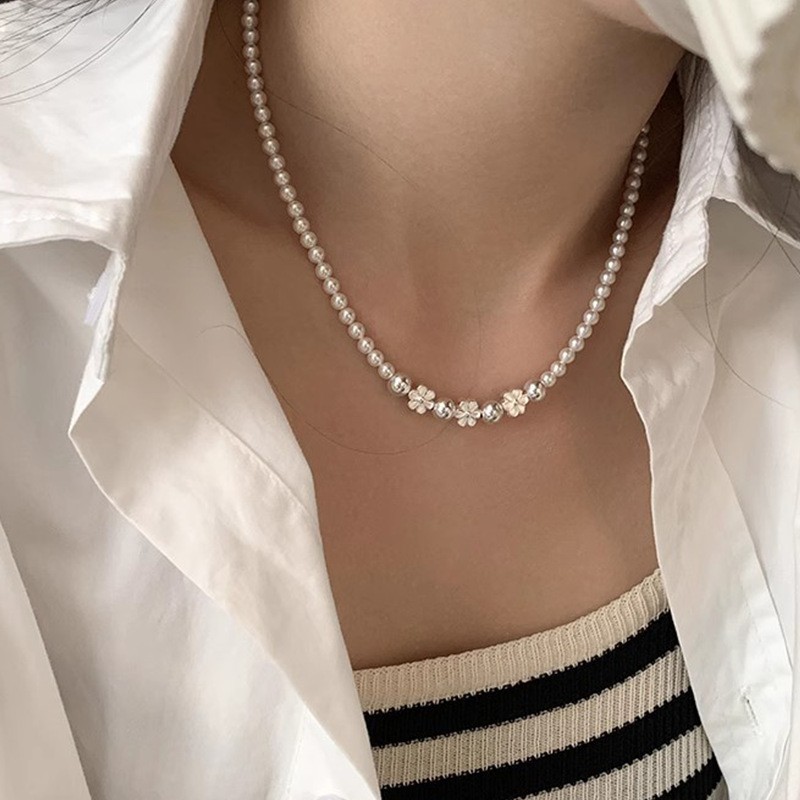 Necklace flower-shaped pearl