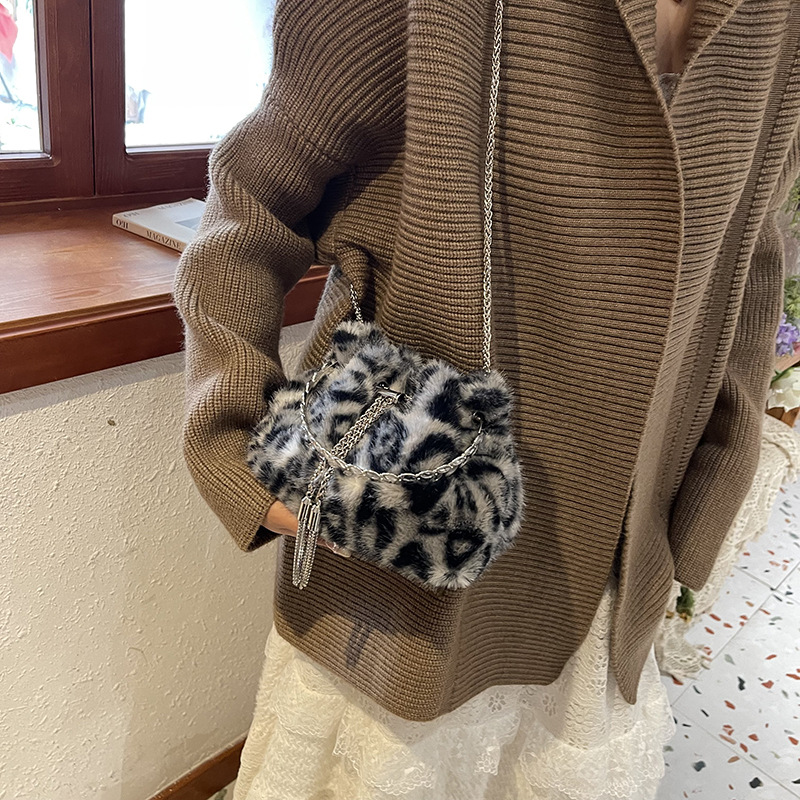 Bolsa de peluche portátil de moda transfronteriza para mujeres 2025 invierno nueva moda cadena bolso de hombro de alta calidad bolso de mochila