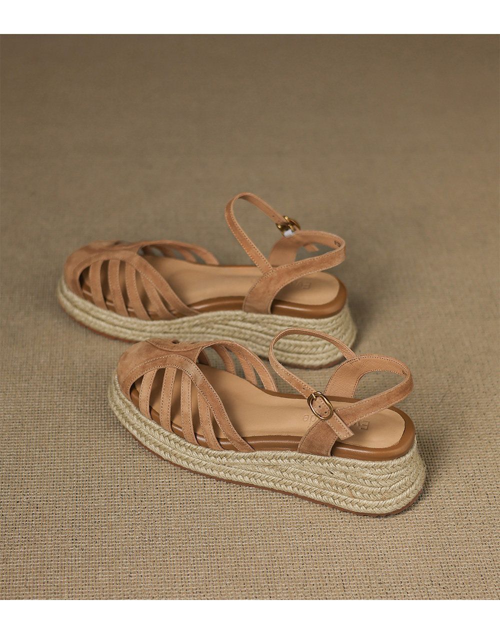 2026 cómodas sandalias casuales de paja huecas transpirables tacones de gamuza con hebilla romana para mujeres
