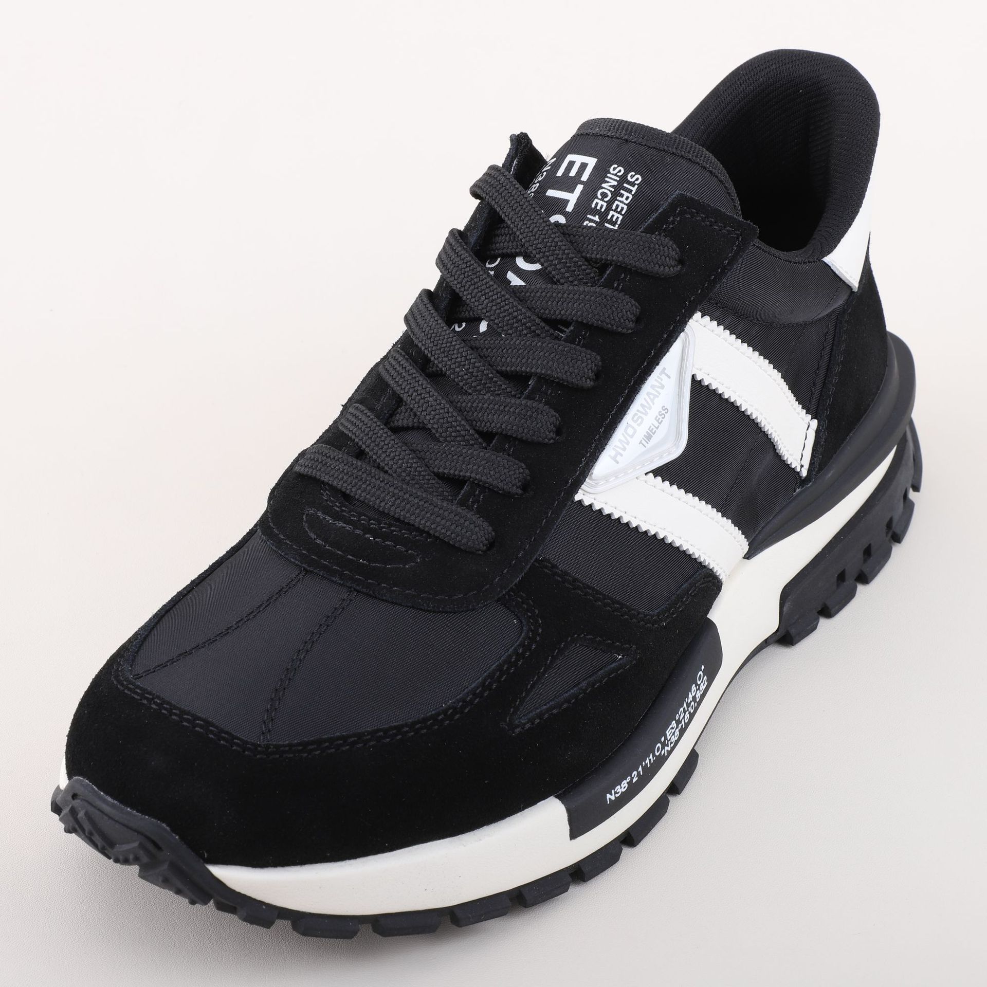 Sports breathable casual footwear for leisure