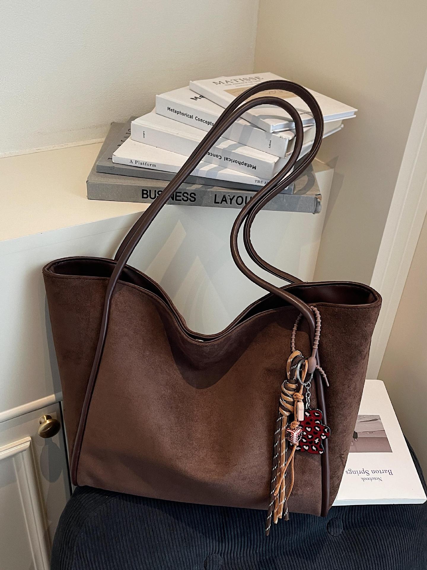 Otoño y invierno súper calientes bolsas de seda de gran capacidad para mujeres 2025 nuevas bolsas de hombro de viaje ocio para la axila