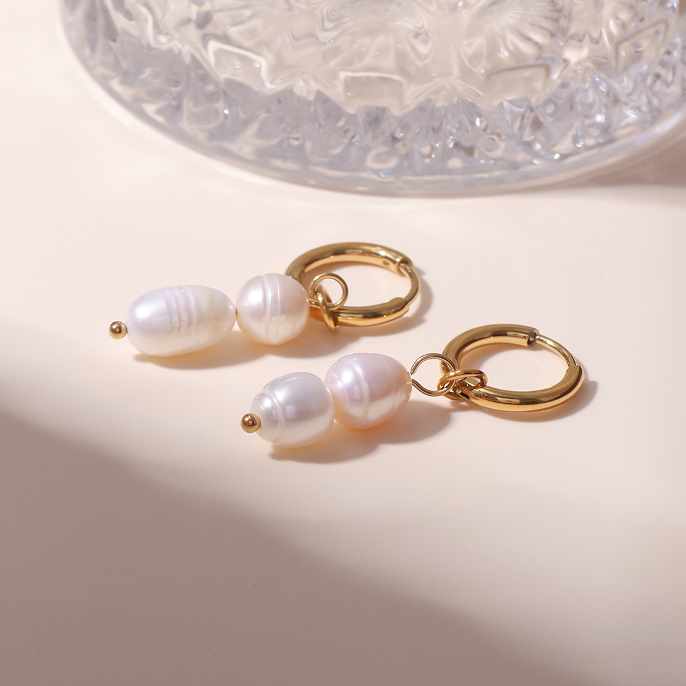 Estilo francés de lujo ligero, simple y elegante, acero inoxidable, perlas naturales de agua dulce de 18K, pendientes que no se desvanece, pendientes, fábrica al por mayor