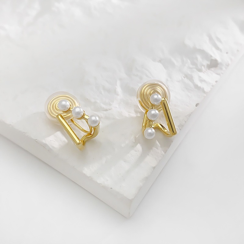 New Style Three-Pearl Ear Clips with a High-End Feel, Niche Mosquito Coil Design, Non-Pierced Earrings for Women, Autumn and Winter Accessories