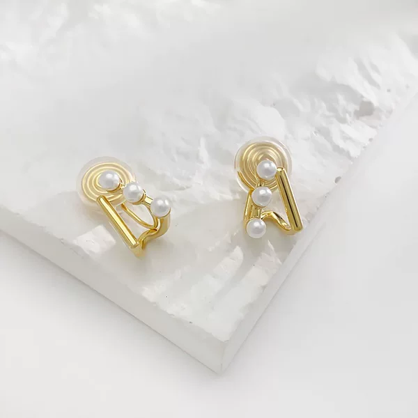 New Style Three-Pearl Ear Clips with a High-End Feel, Niche Mosquito Coil Design, Non-Pierced Earrings for Women, Autumn and Winter Accessories