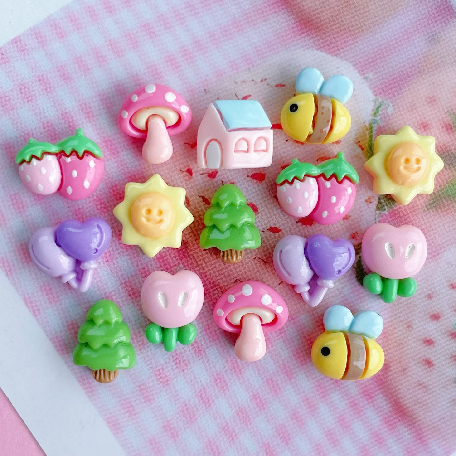 Small glossy house, cream nail decoration, bee