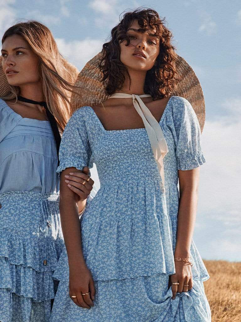 Vestido escalonado estampado con cordones sin espalda de manga corta NSHM114924