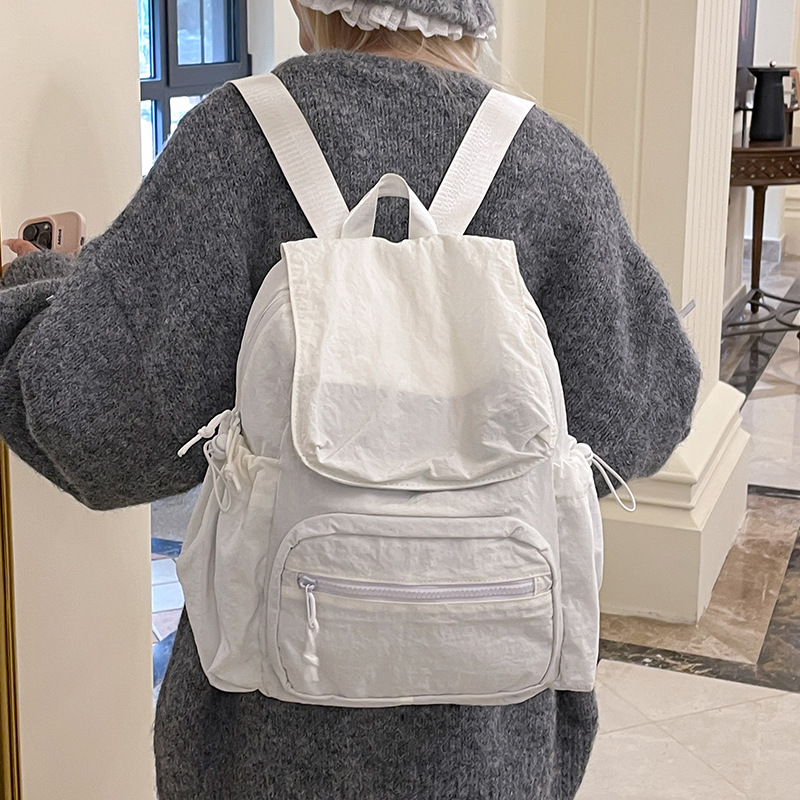 2024 nueva mochila casual de nailon, mochila escolar pequeña de color sólido de viaje coreano, bolsa de clase ligera de gran capacidad y versátil