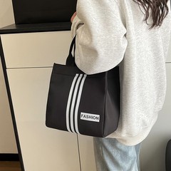 高品質のレトロなソリッドカラーの脇の下バッグ女性のための 2025 夏の新しいトレンディなチェーン通勤ショルダークロスボディバッグ