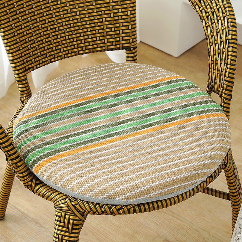 綿麻の円形の座布団を厚くして、藤の椅子の座布団を分解して洗うことができます。