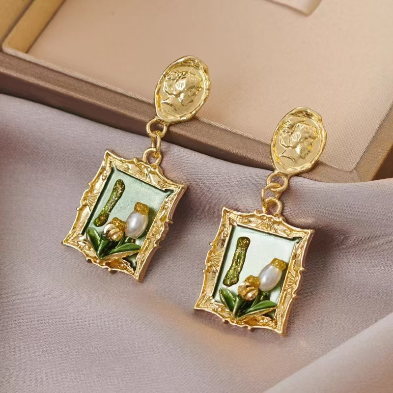French Retro Green Oil Painting Antique Flower Earrings Accessible Luxury Palace Style Earrings Baroque Medium Pearl Earrings