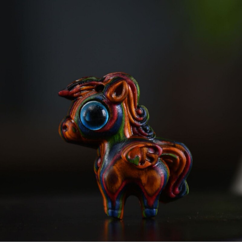虹の木の彫刻のかわいい猫の手の件の虹の首をかしげる子猫のミニのデスクトップの置物の工芸品の家庭のアイデア|undefined