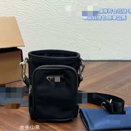 P拉达尼龙防水料配皮手机包单肩斜挎包时尚休闲包2ZH155图片实拍