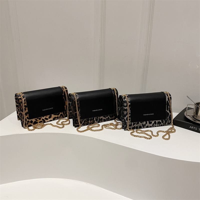 Bolso femenino de un solo hombro 2024 nuevo estilo con estampado de leopardo, mini bolso cuadrado pequeño, temperamento de moda, bolso de mensajero de nicho de moda