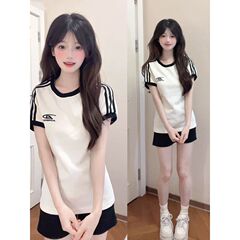 夏用スリムフィットスーツ、ニッチレタープリントスリーストライプスTシャツ+カジュアルスポーツショーツスーツ