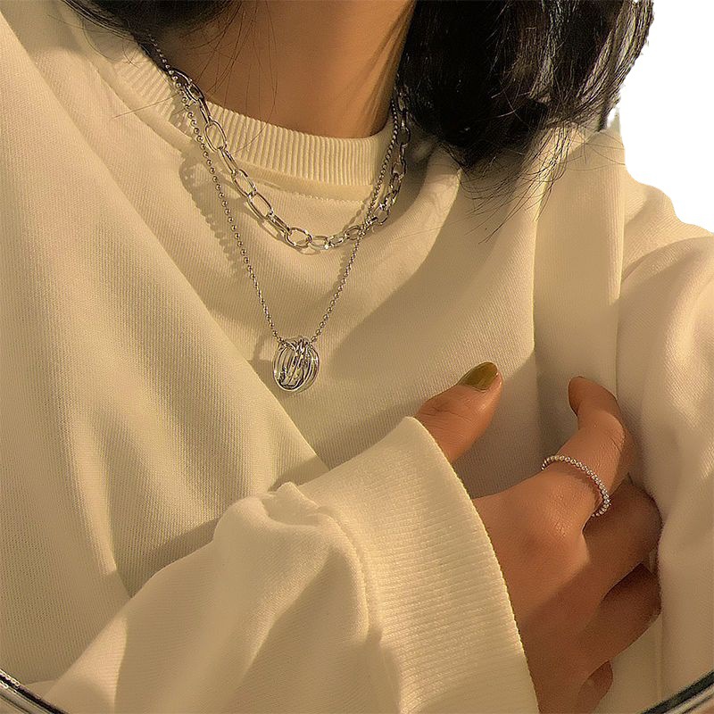 Collier double rang pour femme, design original et sophistiqué, style pull, collection tendance 2026_voghion.com