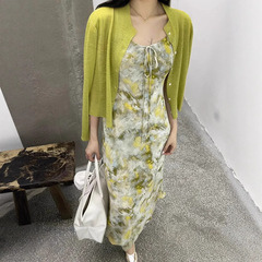 マスタードグリーンの花のストラップのワンピースは女性2025夏の新しい薄いカーディガンのプリントのロングスカートのセットを染めます。