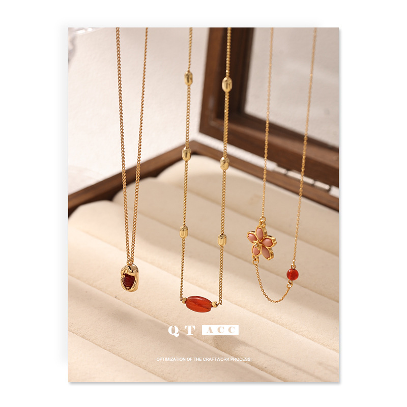 Elegante colgante de ágata rojo para mujeres simple estilo retro otoño y invierno estilo de calidad cadena de clavícula ligera lujoso nicho sentido de alta calidad