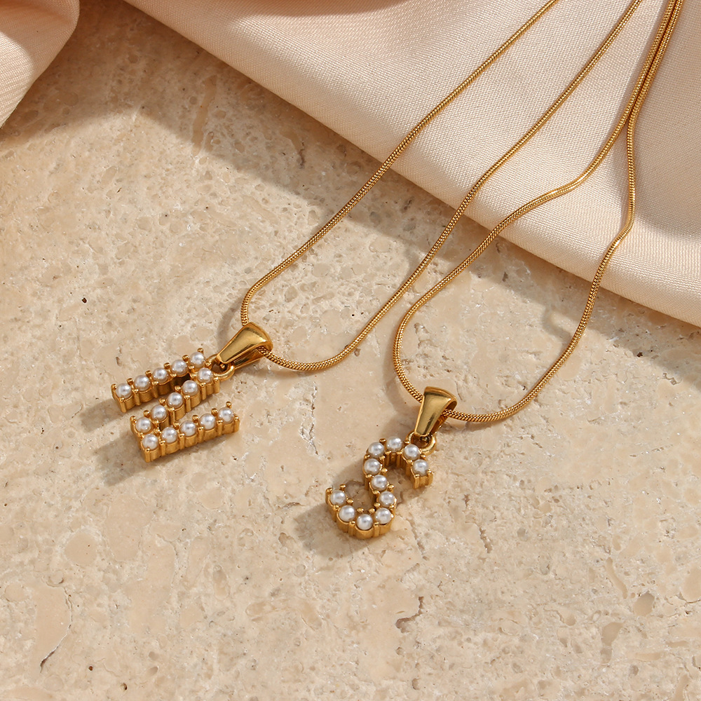Einfacher Stil Brief Rostfreier Stahl Überzug Eingelegte Perlen Perle Vergoldet Halskette display picture 3