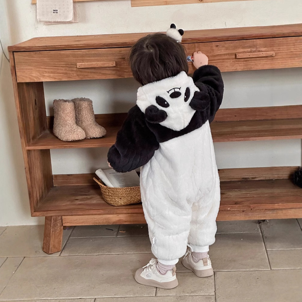 Nuevo bebé de invierno, dibujos animados de estilo occidental, lindo panda, pelaje grueso, cálido, cómodo y suave, ropa de gateo para bebés