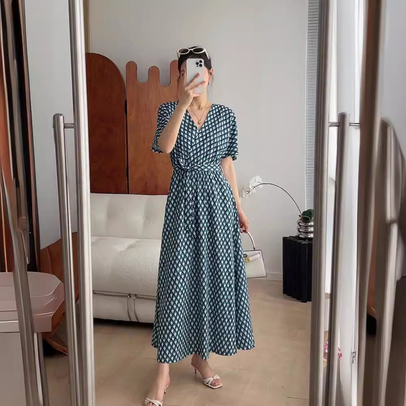 4553 cotton V-neck cotton fabric is soft and smooth, very suitable for summer stretch high waist printed dress