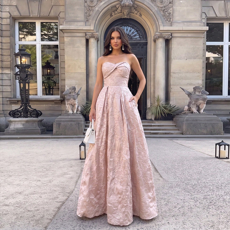 New women's strapless pleated loose elastic backless floral long dress, suitable for vacations, parties, and formal dinners