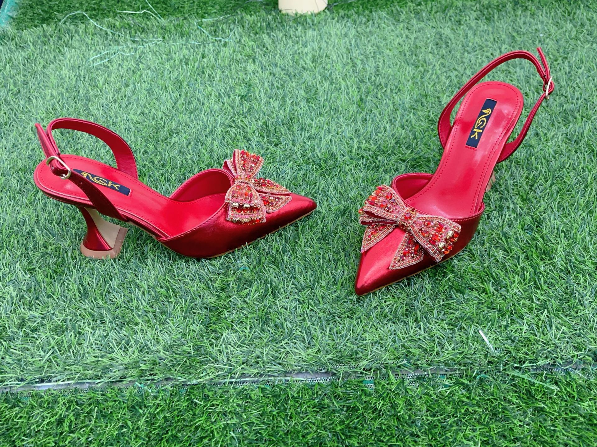 Sandalias de diamantes de imitación hermanas reales europeas y americanas transfronterizas para mujer 2025 nuevo estilo hada plata puntiaguda tacón de aguja zapatos de tacón alto