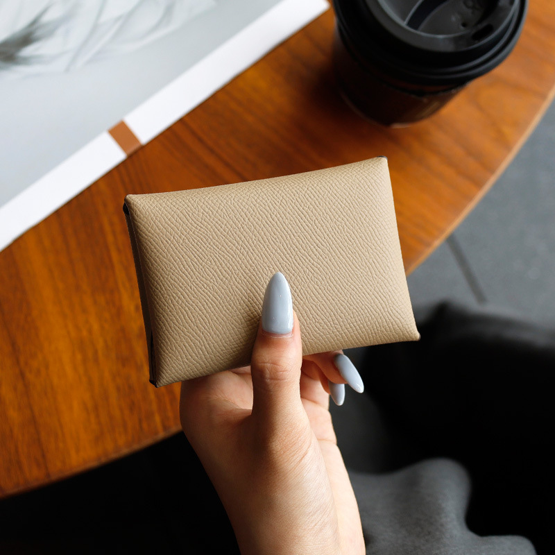 おしゃれなカバンの女性の本革の掌紋の名刺はシンプルで小さい香りの風のカードは会議の贈り物を包んで代行します。