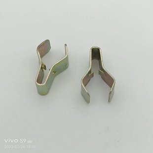 Applicable to Wuling Hongguang Glory star center console buckle instrument panel CD panel iron clip buckle
