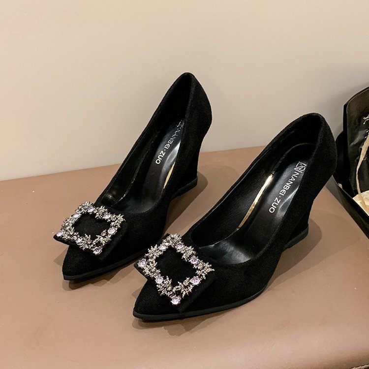 Black high heels pointed-toe wedge heel