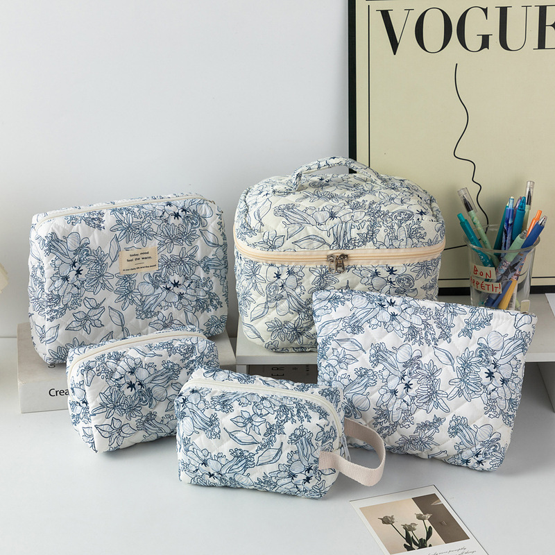 Cute and Fresh Cotton Makeup Bag, Niche Portable Toiletry Storage Bag, Floral Ins-Style Cute Box Bag