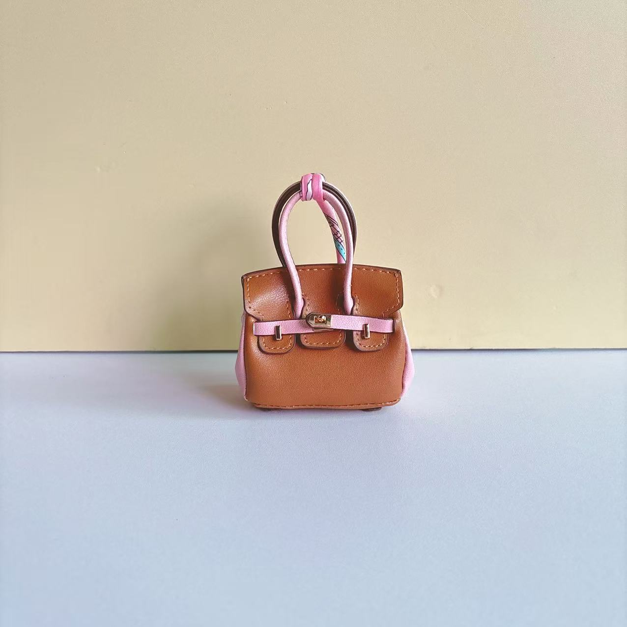 Mini colgante de bolsa de platino de color de contraste, colgante de bolsa de auriculares sobre rojo de alta gama, colgante de llavero de coche, colgante al por mayor