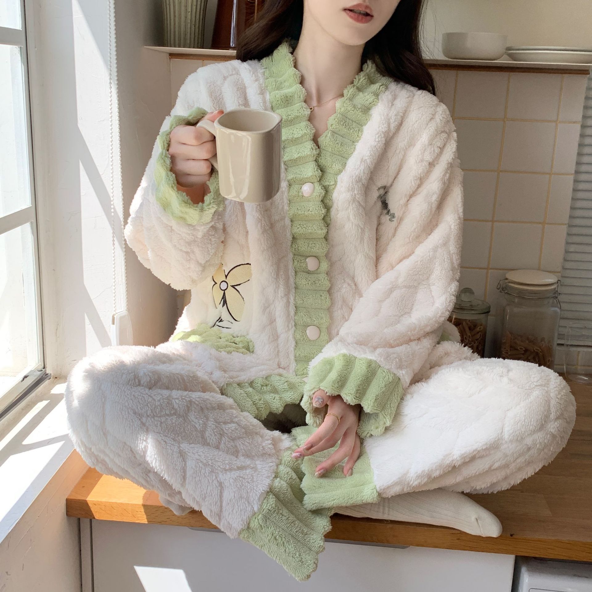 Invierno nuevo coral fleece pijamas para las mujeres de lana forrada engrosada caliente simple dulce niña franela desgaste del hogar traje