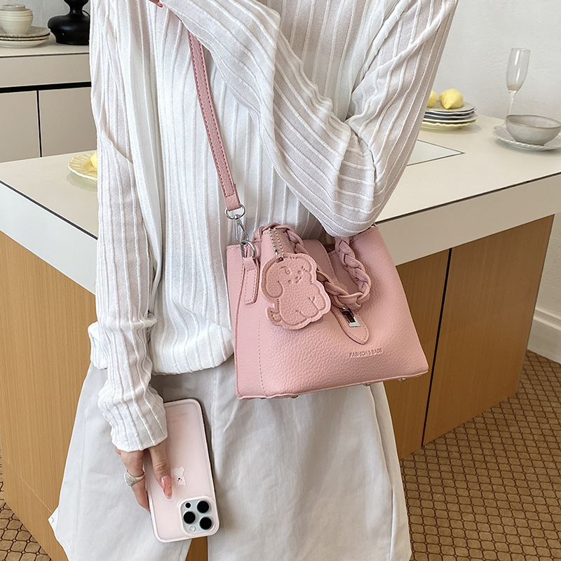 La sensación cotidiana de la versión coreana de la moda nicho bolso mujer 2026 nuevo mochila de hombro de un solo cubo de viaje bolsa temperamento