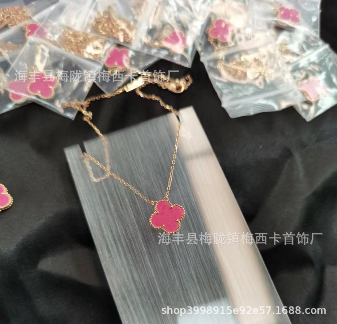 Alta edición V collar de trébol de la suerte de oro sola flor colgante de cadena de clavícula de doble cara gruesa de oro real galvanoplastia ventas directas de la fábrica