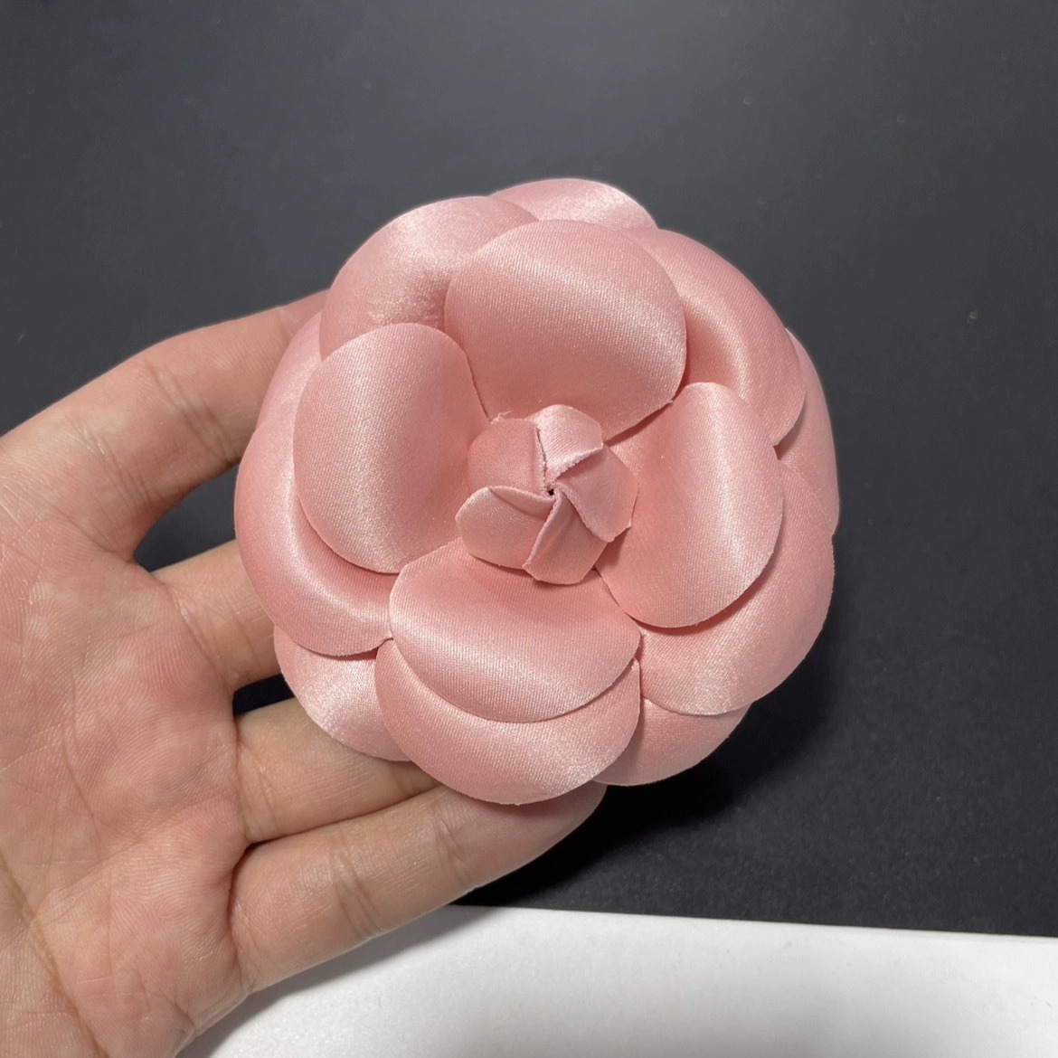 새로운 스타일의 멀티 스타일 하이 엔드 실크 소재 굵은 꽃 동백 꽃 작은 향기 꽃 보석 CORSAGE 헤드 클립 브로치