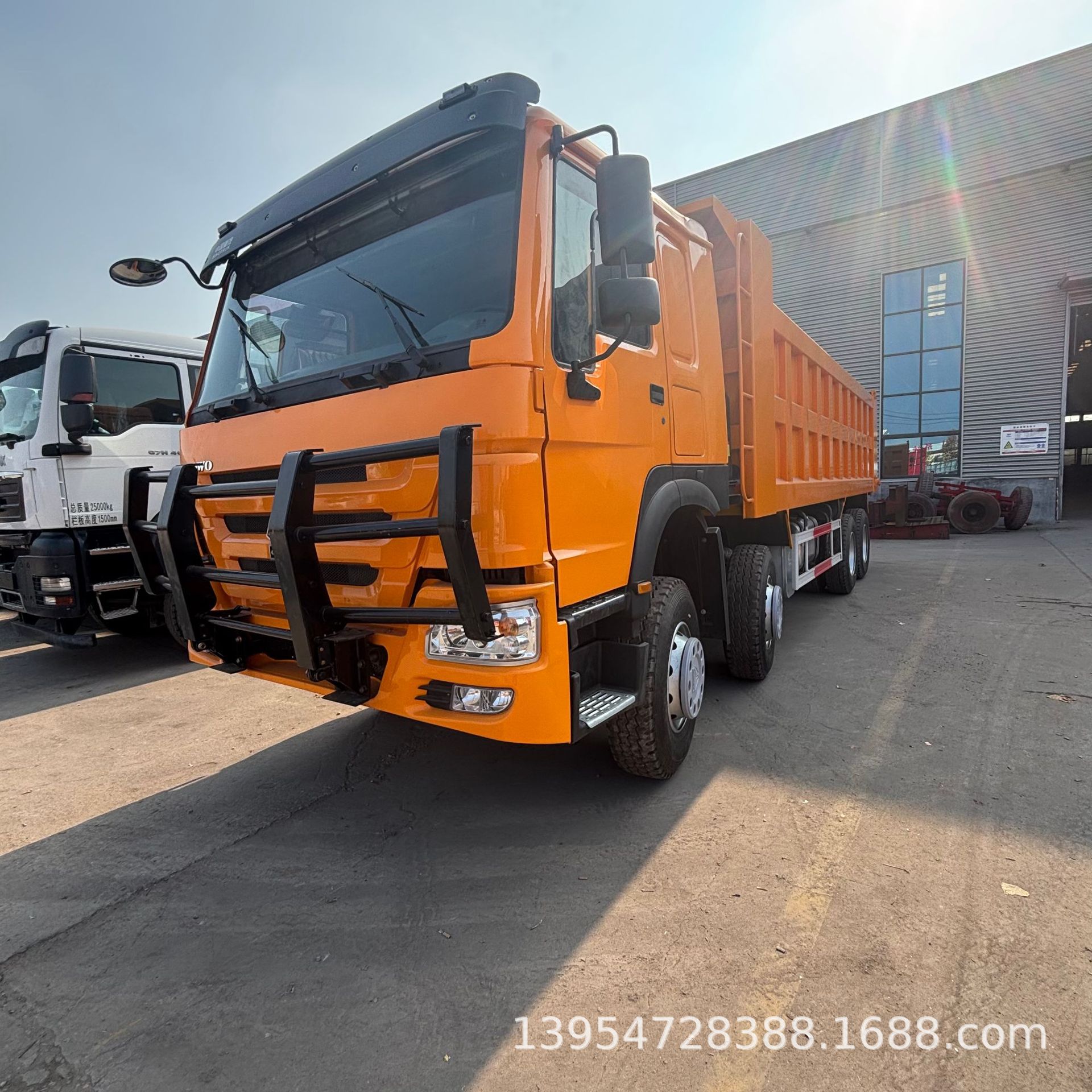 跨境供应豪沃翻斗车后八轮自卸车后八轮出口右舵豪沃6x4油罐车