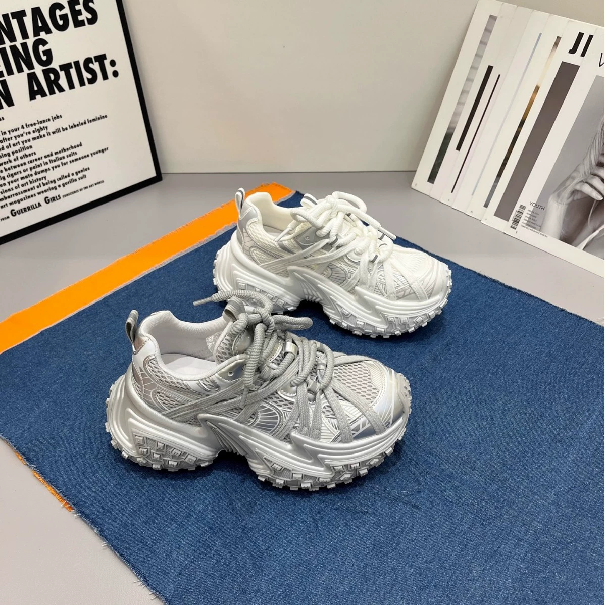 Повседневная обувь с толстой подошвой женская модель 2025 новая шина модная обувь с ремешками нишевые мода