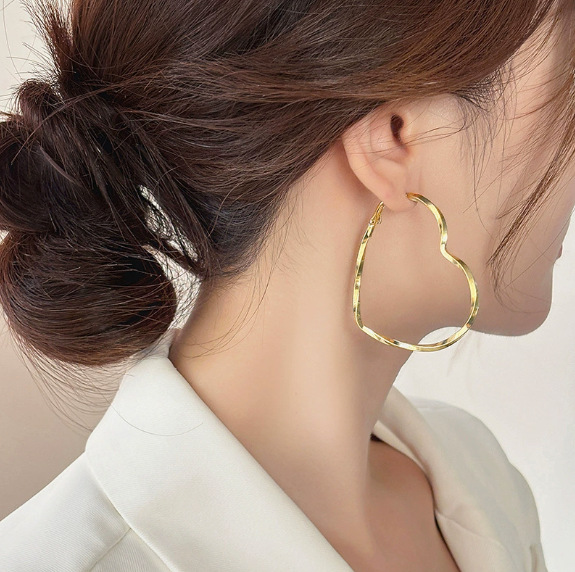 Exaggerated Design Plain Heart-Shaped Earrings, Simple and High-End Fashion, Trendy Influencer Style, New Heart Earrings for Women