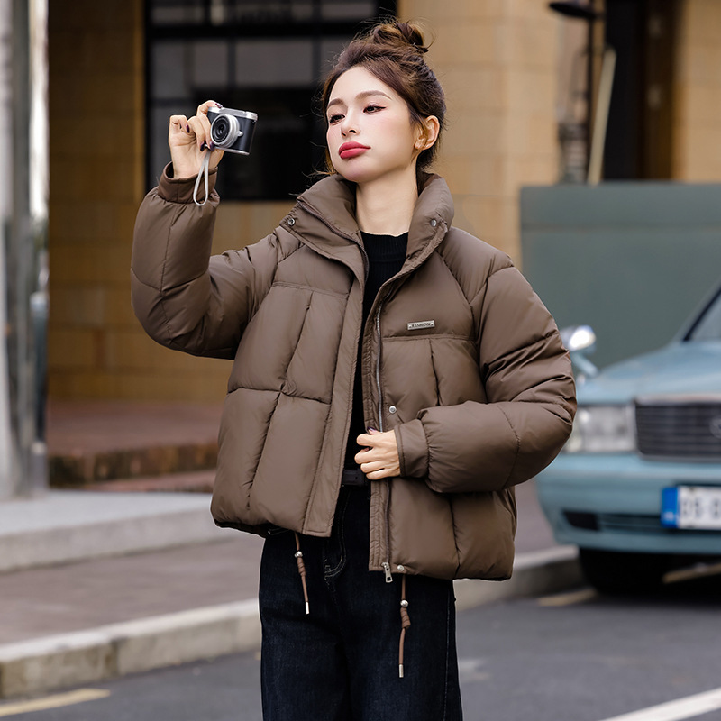 Capa de algodón de pluma para mujeres corta 2025 invierno nuevo algodón de moda exterior pequeño chaqueta de algodón cálida capa gruesa
