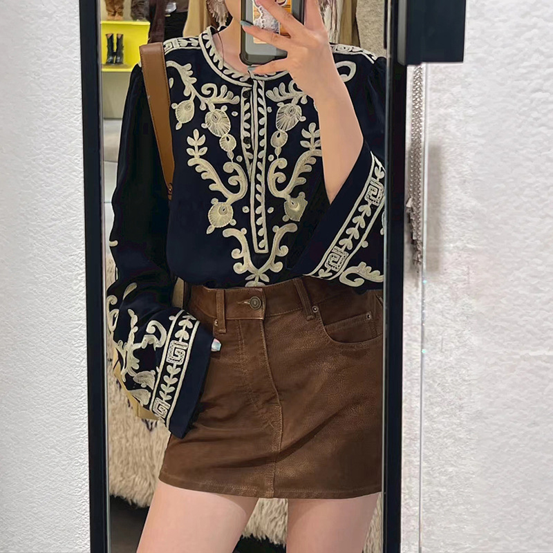 French-Style Niche 2025 Autumn/Winter Vintage Court-Style Embroidered Crepe Flared Sleeve Round-Neck Pullover Shirt 25594