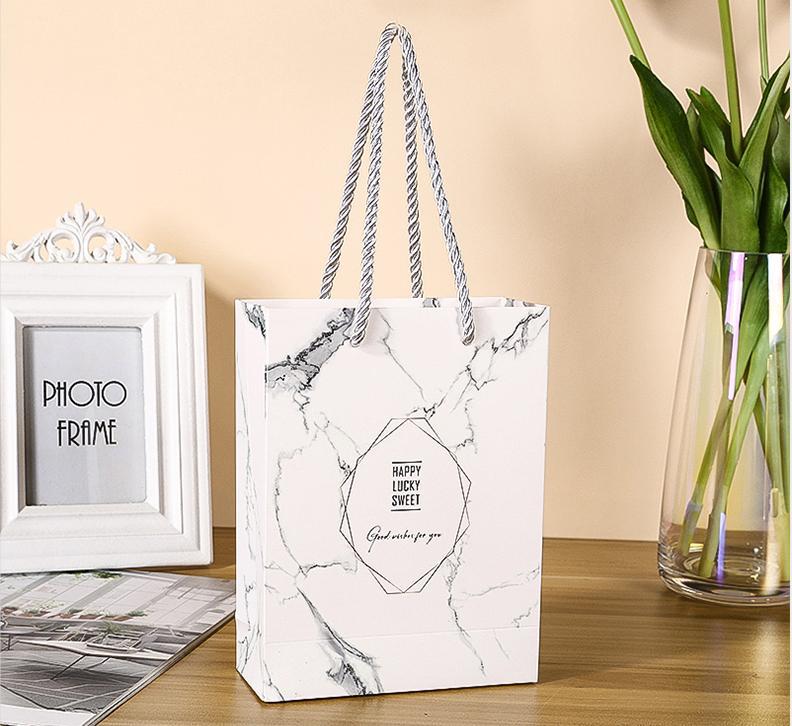 En stock al por mayor bolsa de regalo de ropa cartón blanco cumpleaños bolsa de regalo de mármol bolso de papel de compras de Navidad