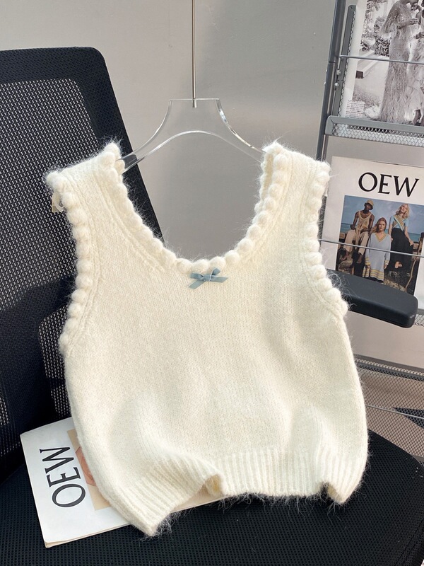 Gentle and sweet style sweater vest for women, autumn and winter Korean design, short outerwear for layering Gentle and sweet style sweater vest for women, autumn and winter Korean design, short outerwear for layering